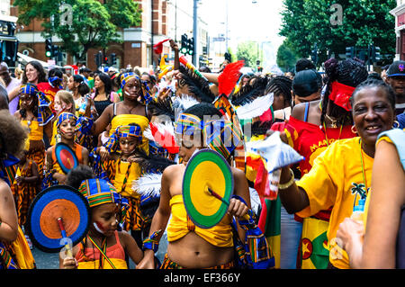 LONDON, UK - 28. August 2005: Menschen genießen den Notting Hill Carnival in London. Stockfoto