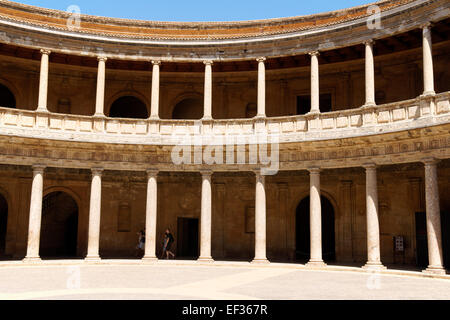 Granada, Spanien - 14. August 2011: Palast Karls v. in der Alhambra von Granada, Spanien. Charles V, König von Spanien und Kaiser. Stockfoto