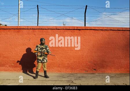 Srinagar, Kaschmir Indien kontrollierten. 26. Januar 2015. Eine indische paramilitärischer Soldat steht Wache außerhalb Bakshi-Stadion, die Hauptspielstätte des indischen Republic Day Feier in Srinagar, der Sommerhauptstadt von Indien kontrollierten Kaschmir, 26. Januar 2015. Bildnachweis: Javed Dar/Xinhua/Alamy Live-Nachrichten Stockfoto