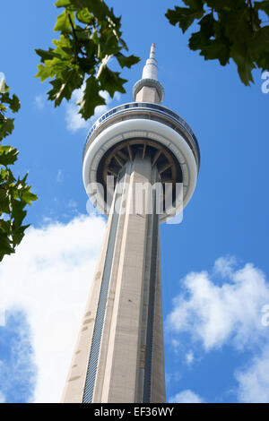 Toronto, Kanada - 1. August 2008: CN Tower gegen einen bewölkten Himmel, Toronto, Ontario. Es ist eines der Symbole von Kanada. Stockfoto