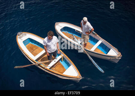 Ruderboote am Eingang der blauen Grotte in Capri, Italien Stockfoto