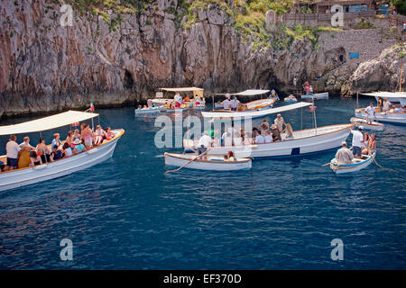 Blick auf Menschen auf Booten außerhalb der blauen Grotte, Capri, Italien, Europa Stockfoto