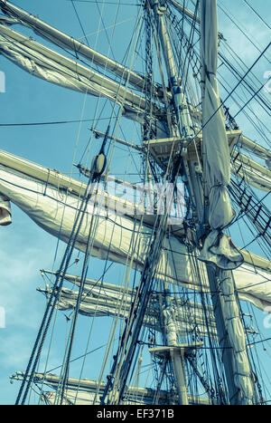 Segel und Taue ein Segelschiff auf dem Hintergrund des Himmels. Cross-Entwicklung Stockfoto