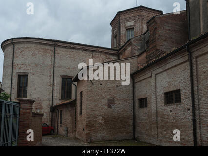 Der Duomo di Mantova, von hinten gesehen, zeigt seine beeindruckende Renaissance-Architektur in Mantua, Italien, mit seiner großen Fassade und historischen Bedeutung. Die Kathedrale, die dem Heiligen Peter gewidmet ist, ist eines der wichtigsten Wahrzeichen der Stadt und zeigt komplexe architektonische Details, historische Fresken und ein reiches kulturelles Erbe. Diese Perspektive bietet einen einzigartigen Blick auf das Äußere, einschließlich des umliegenden Platzes und der nahegelegenen Gebäude, was es zu einem beliebten Ort für Touristen und Architekturliebhaber macht. Stockfoto