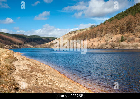 Woodlands Tal und Ladybower Vorratsbehälter an einem sonnigen Frühlingstag. Stockfoto