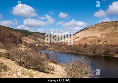 Woodlands Tal und Ladybower Vorratsbehälter in den Peak District National Park. Einem sonnigen Frühlingstag neben der Schlange-Passstrasse. Stockfoto