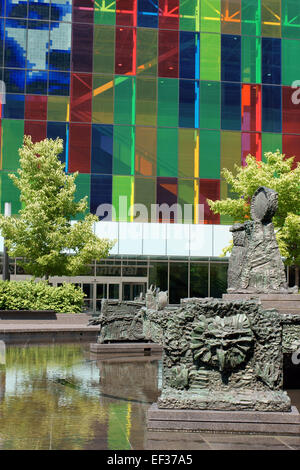 Montreal, Kanada - 26. Juli 2008: Montreal Convention Centre (Palais des Congrès de Montréal) mit seiner farbenfrohen Fassade. Stockfoto