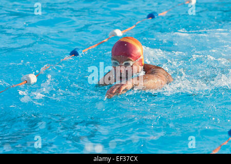 Rentner schließt sich 650 Teilnehmer aus ganz Europa nehmen Sie Teil an den halbjährlichen Kaltwasser Swimming Championships in Tooting Bec Stockfoto