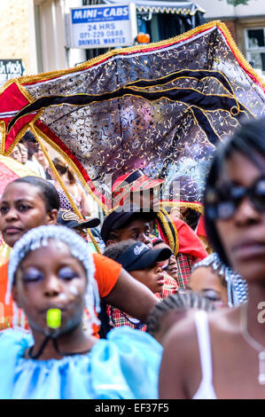 LONDON, UK - 28. August 2005: Menschen genießen den Notting Hill Carnival in London. Stockfoto