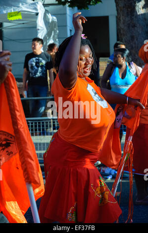 LONDON, UK - 28. August 2005: Menschen genießen den Notting Hill Carnival in London. Stockfoto