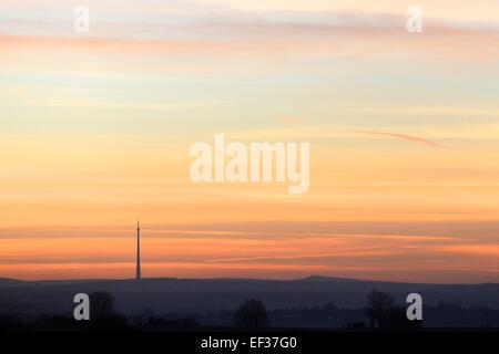 Emley Moor TV Sender in West Yorkshire, England, die nun ein Grade 1 aufgeführten Gebäude gegen Ende Januar Sonnenuntergang ist Stockfoto