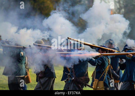 Musketen feuern in Nantwich, Cheshire, Großbritannien. Januar 2015. Holly Holy Day & Siege of Nantwich Reenactment. Seit mehr als 40 Jahren versammelten sich die treuen Truppen Des Verschlossenen Knotens in der historischen Stadt für eine spektakuläre Nachstellung der schießenden blutigen Schlacht, Musketen feuerten Waffen Soldaten Soldaten Soldaten, Das fand vor fast 400 Jahren statt und bedeutete das Ende der langen und schmerzhaften Belagerung der Stadt. Roundheads, cavaliers und andere historische Unterhaltungskünstler trafen sich im Stadtzentrum, um die Schlacht erneut zu führen. Die Belagerung im Januar 1644 war einer der Hauptkonflikte des Englischen Bürgerkrieges. Stockfoto