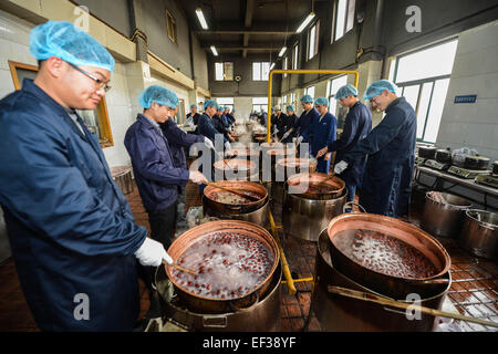 Hangzhou. 26. Januar 2015. Foto aufgenommen am 26. Januar 2015 zeigt Arbeiter, die Laba Congee in Hangzhou, Hauptstadt der ostchinesischen Provinz Zhejiang. Das Laba Festival, einer traditionellen chinesischen Feiertag am achten Tag des 12. Monats des Mondkalenders, wird am 27. Januar dieses Jahres fallen. Es ist üblich, an diesem Tag eine spezielle Laba Congee oder acht Schatz Brei, in der Regel aus mindestens acht Zutaten zubereitet, repräsentieren die Gebete Volkes für Ernte, Glück und Frieden zu essen. © Xu Yu/Xinhua/Alamy Live-Nachrichten Stockfoto