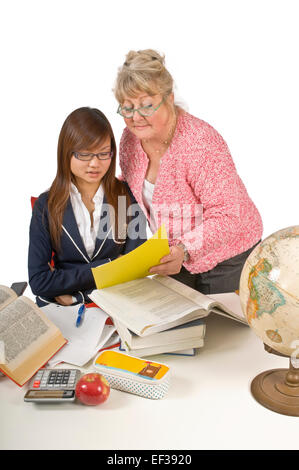 Lehrer und Schüler Schularbeiten zu betrachten Stockfoto