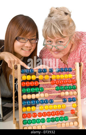 Lehrer und Schüler zeigen bei abacus Stockfoto