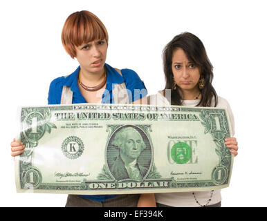 Zwei verärgert Frauen halten einen übergroßen Dollar bill Stockfoto