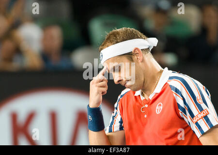 Melbourne, Australien. 26. Januar 2015. Gilles Muller (LUX) in Aktion in einem 4. Runde match gegen 1. Samen Novak Djokovic (SRB) am Tag acht des 2015 Australian Open Grand-slam-Tennis-Turnier im Melbourne Park in Melbourne, Australien. Sydney Low/Cal-Sport-Medien. Bildnachweis: Csm/Alamy Live-Nachrichten Stockfoto