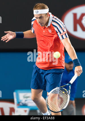 Melbourne, Australien. 26. Januar 2015. Gilles Muller (LUX) in Aktion in einem 4. Runde match gegen 1. Samen Novak Djokovic (SRB) am Tag acht des 2015 Australian Open Grand-slam-Tennis-Turnier im Melbourne Park in Melbourne, Australien. Sydney Low/Cal-Sport-Medien. Bildnachweis: Csm/Alamy Live-Nachrichten Stockfoto