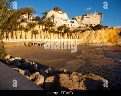 Einsamen Strand bei einem Sonnenuntergang Stockfoto