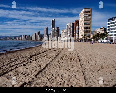 Strand mit Traktor-Reifen Spuren drauf Stockfoto