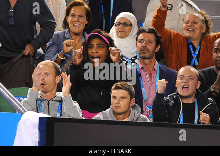 Melbourne, Australien. 26. Januar 2015. Australian Open Tennis Championships. Serena Williams (USA) Patrick Mouratoglou (FRA) Unterstützung und Venus Williams in ihrem 3 Satz Sieg über Radwanska (POL) im Einzel Viertelfinale Credit: Action Plus Sport/Alamy Live News Stockfoto