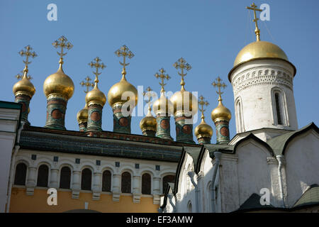 Goldene Kuppeln der Terem-Palast-Kirche und die Kirche der Ablagerung der Robe, Moskauer Kreml, Russland Stockfoto