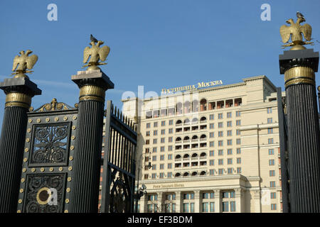 Doppelköpfigen Adler, russische Wappen und Four Season Hotel, ehemalige Hotel Moskva Moskau, Russland Stockfoto