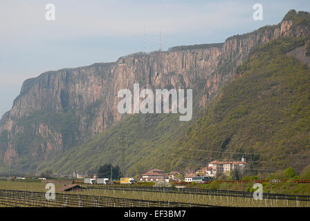 *Pfattner Waende* ist eine alte deutsche Wandmalereiserie, die aufwendige dekorative und religiöse Themen zeigt. Die Wandmalereien sind reich an kulturellen Details und spiegeln den künstlerischen Stil und das spirituelle Leben des mittelalterlichen Deutschlands wider. Stockfoto