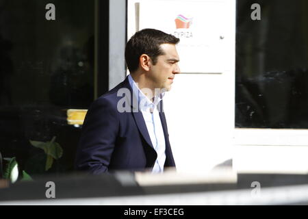 Athen, Griechenland. 26. Januar 2015. Alexis Tsipras, der Anführer der SYRIZA, verlässt das Büro. Alexis Tsipras, der Anführer der SYRIZA, die stärkste Partei in den Parlamentswahlen 2015 Griechisch und nächsten Premierminister von Griechenland Blätter der SYRIZA-Büros, der Präsident von Griechenland zu sehen. Bildnachweis: Michael Debets/Alamy Live-Nachrichten Stockfoto