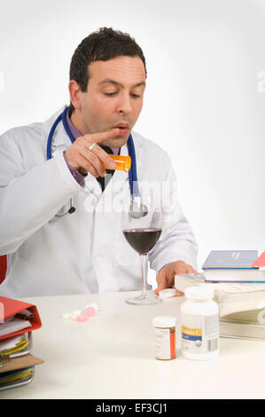Arzt Pillen ins Glas Wein Stockfoto