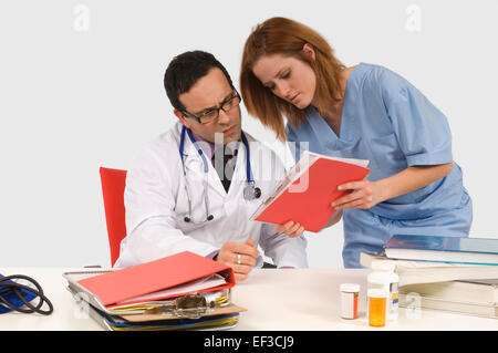 Arzt und Krankenschwester Blick auf Tabelle Stockfoto