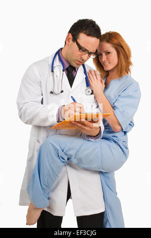 Krankenschwester flirten mit Arzt Stockfoto