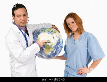 Arzt und Krankenschwester Globus holding Stockfoto