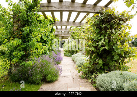 Stein und Holz-Pergola in Hestercombe Gärten UK Stockfoto