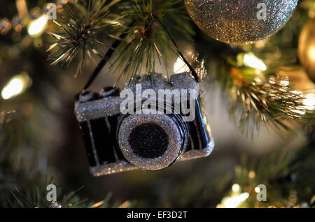 Kamera-Verzierung an den Weihnachtsbaum hängen Stockfoto