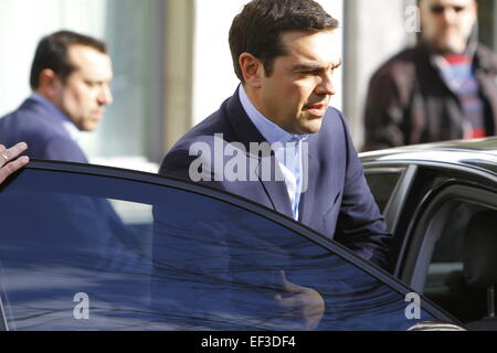 Athen, Griechenland. 26. Januar 2015. Alexis Tsipras, der Anführer der SYRIZA, ruft in seinem Auto. Alexis Tsipras, der Anführer der SYRIZA, die stärkste Partei in den Parlamentswahlen 2015 Griechisch und nächsten Premierminister von Griechenland Blätter der SYRIZA-Büros, der Präsident von Griechenland zu sehen. Bildnachweis: Michael Debets/Alamy Live-Nachrichten Stockfoto