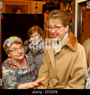 Storting Kopf Olemic Thommessen (nicht abgebildet), der Tschechischen Republik zu Besuch ist, lehnte einen Kommentar über den Fall von zwei Söhnen Tschechische Eltern im Jahr 2011 auf den norwegischen Kind Sozialdienst entnommen. Thommessen, sagte, dass dieses Problem mit dem Außenministerium in Steti, Tschechische Republik, 26. Januar 2015 gelöst werden sollte, wo er eine Pressekonferenz mit Schwerpunkt auf soziale Ausgrenzung und staatliche Agentur für soziale Eingliederung besucht. Norwegischen Botschafter in der Tschechischen Republik Siri Ellen Sletner mit einem der sozialen Wohnungen wohnen abgebildet. (CTK Foto/Ondrej Hajek) Stockfoto