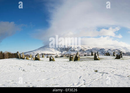 Castlerigg Steinkreis vor Lakelandpoeten Gebirge im Winterschnee. Seenplatte, Cumbria, England. Stockfoto