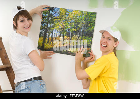Paar Holding Bild gegen die Wand Stockfoto