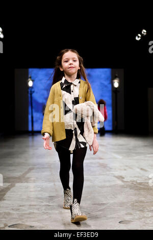 Kopenhagen, Dänemark. 26. Januar 2015. Kinder Geschenke der kommenden Herbst/Winter Mode in dieser Wochen Copenhagen International Fashion Fair trägt. Hier Rebecca trägt eine Strickjacke von Dolly, T-SHIRT Weizen, Rock Dolly, Mp Strümpfe, Schuhe Naturino, Kaninchen spielen für Leben Credit: OJPHOTOS/Alamy Live News Stockfoto