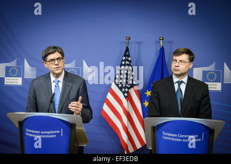 26. Januar 2015 - Brüssel, Bxl, Belgien - US Treasury Secretary Jack Lew und Valdis Dombrovskis, Vizepräsident der Europäischen Kommission für den Euro und den sozialen Dialog (R) nach einem Treffen am Sitz der EU-Kommission in Brüssel am 26.01.2015 eine Pressekonferenz geben Lew sagte, dass die US-Wirtschaft braucht noch drängen weiter wachsen, und dass US alleine nicht Erholung der Weltwirtschaft führen könnte. Berichte geben auch an, Lew sagten, dass Griechenland bewegt auf, um ihre Probleme zu lösen, nachdem Sie schwierige Entscheidungen zu treffen. In der Zwischenzeit abgetan europäischen Finanzmärkte am Montag die Nachricht, dass die Stockfoto