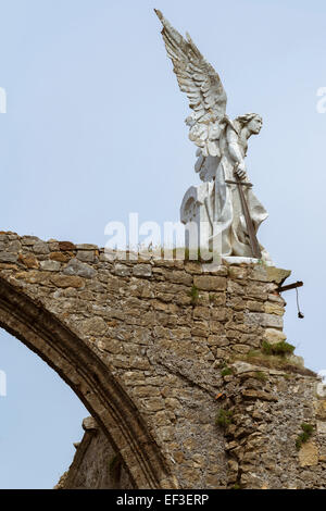 Skulptur eines Schutzengels auf einem Steinbogen mit einem Schwert in der Friedhof Comillas. Kantabrien - Spanien Stockfoto