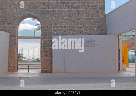 Außenseite des alten Sant Pere Bastion, jetzt Host das Museum der zeitgenössischen Kunst Es Baluard - Eingang. Stockfoto