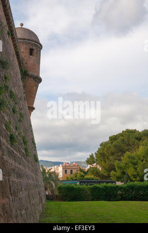 Außenseite des alten Sant Pere Bastion, jetzt das Museum der zeitgenössischen Kunst Es Baluard hosting Stockfoto