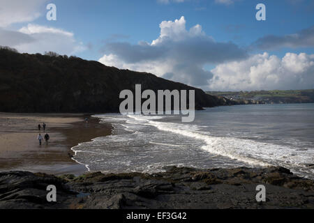 Menschen zu Fuß am Strand in dem Dorf Tresaith, Ceredigion, West Wales. Stockfoto