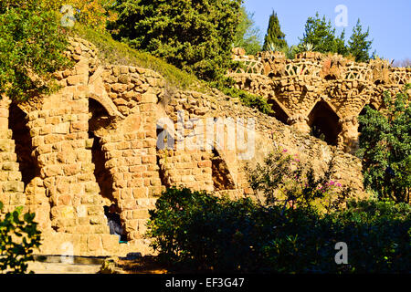 Stein-Spalten. Park Güell. Entworfen vom Architekten Antoni Gaudi. Barcelona, Katalonien, Spanien. Stockfoto