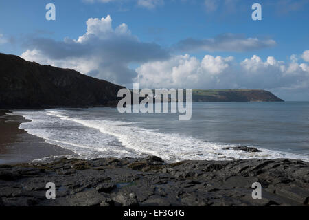 Der Strand in das Dorf Tresaith, Ceredigion. Tresaith liegt zwischen Aberporth und Llangranog im Westen von Wales, Vereinigtes Königreich. Stockfoto