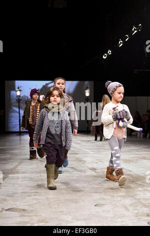 Kopenhagen, Dänemark. 26. Januar 2015. Kinder Geschenke der kommenden Herbst/Winter Mode in dieser Wochen Copenhagen International Fashion Fair trägt. Kindermode hat eigene Show und Veranstaltungsort - CIFF KIDS - wo einige 250 Marken vom dänischen Hersteller Exponate sind. Schließen Sie die Show Dienstag 27.- und dann die Erwachsenen-Up es zeigt beginnt: Donnerstag 29., Copenhagen International Fashion Fair und Kopenhagen Fashion Week, Mittwoch 28.. Beiden Enden Sonntag, 1. Februar. Credit: OJPHOTOS/Alamy Live News Stockfoto