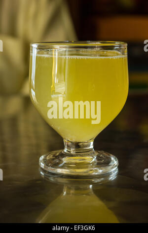 Ein Glas Poncha steht auf einem Tisch auf der Insel Madeira, Portugal. Stockfoto