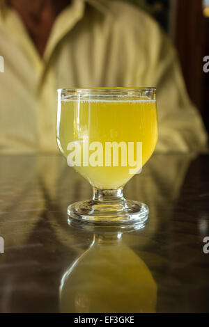 Ein Glas Poncha steht auf einem Tisch auf der Insel Madeira, Portugal. Stockfoto